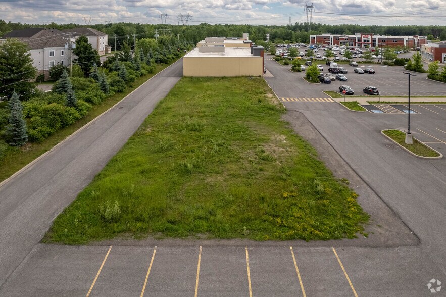 More Photos Of 2735 Boul De La Pinière, Terrebonne General Retail For Lease