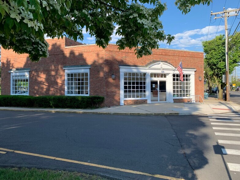 Primary Photo Of 49-51 Tokeneke Rd, Darien General Retail For Sale