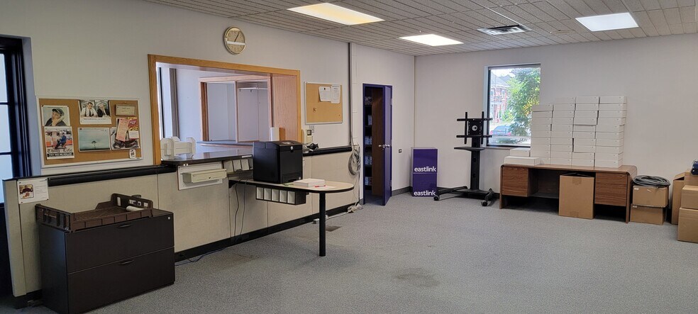 More Photos Of 18 Sydenham St E, Aylmer Office For Lease