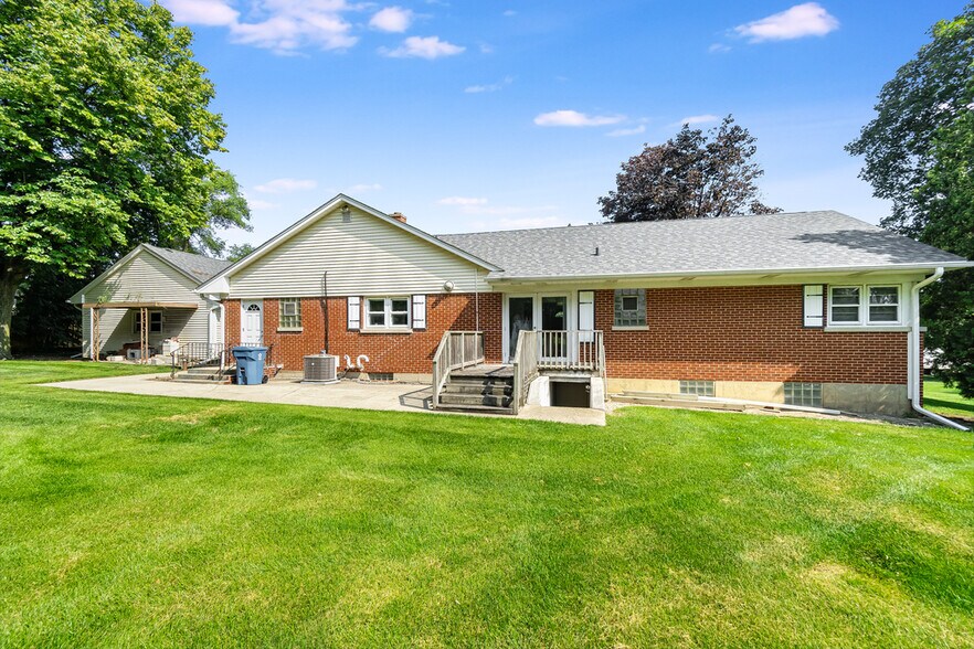 More Photos Of 22W421 ARMY TRAIL RD, Addison Flex For Sale