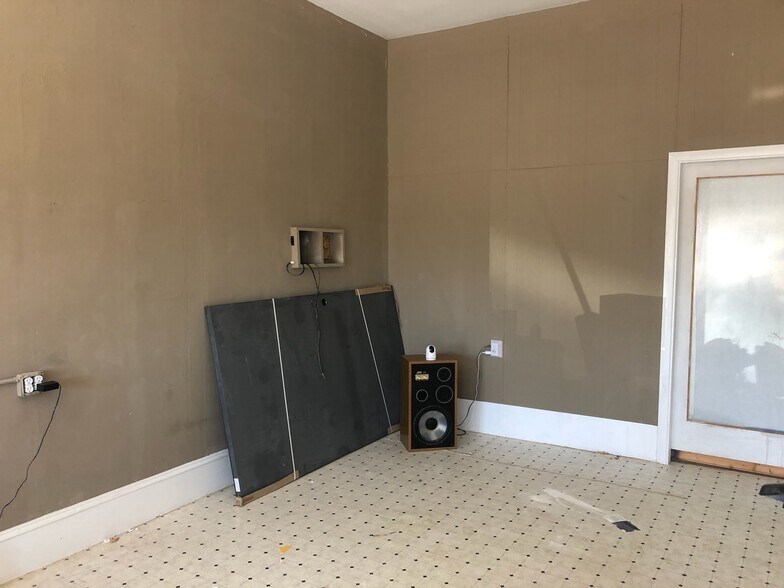 More Photos Of 123 N Main St, Centerfield General Retail For Lease