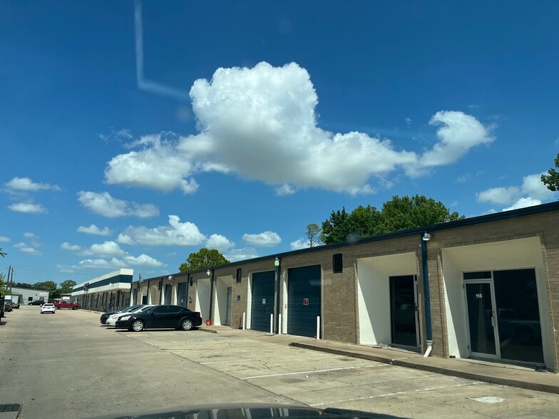 More Photos Of 10055 Belknap Rd, Sugar Land Warehouse For Lease
