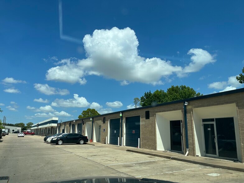 More Photos Of 10055 Belknap Rd, Sugar Land Warehouse For Lease