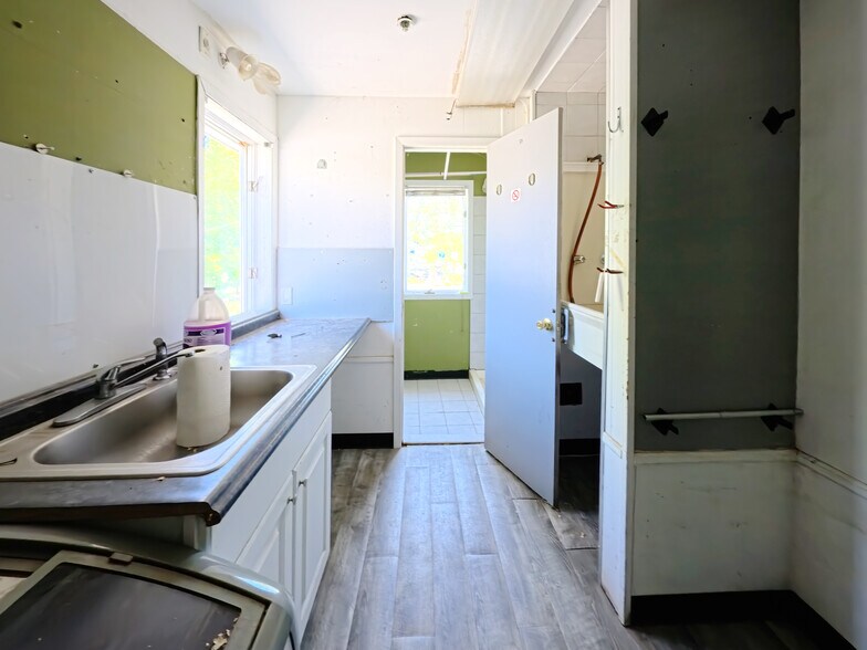 More Photos Of 125 E Jericho Tpke, Huntington Station Freestanding For Sale