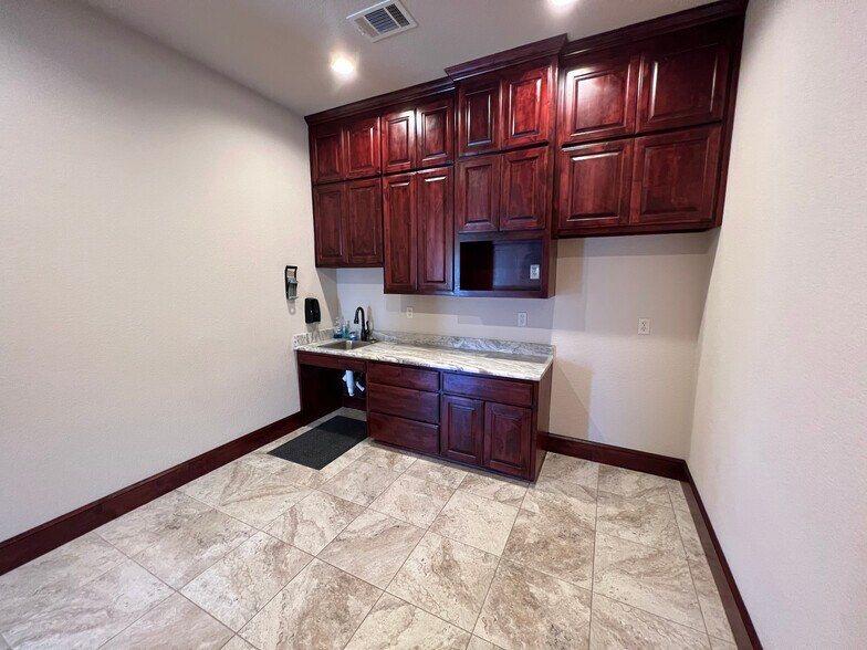 More Photos Of 2131 E Kirkwood Blvd, Southlake Office For Lease