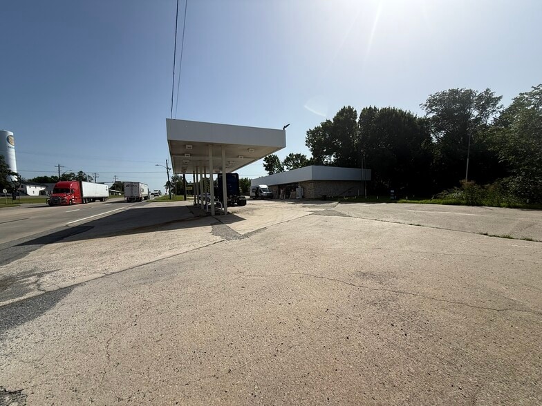 Primary Photo Of 319 Choctaw Ave, Savanna Convenience Store For Sale