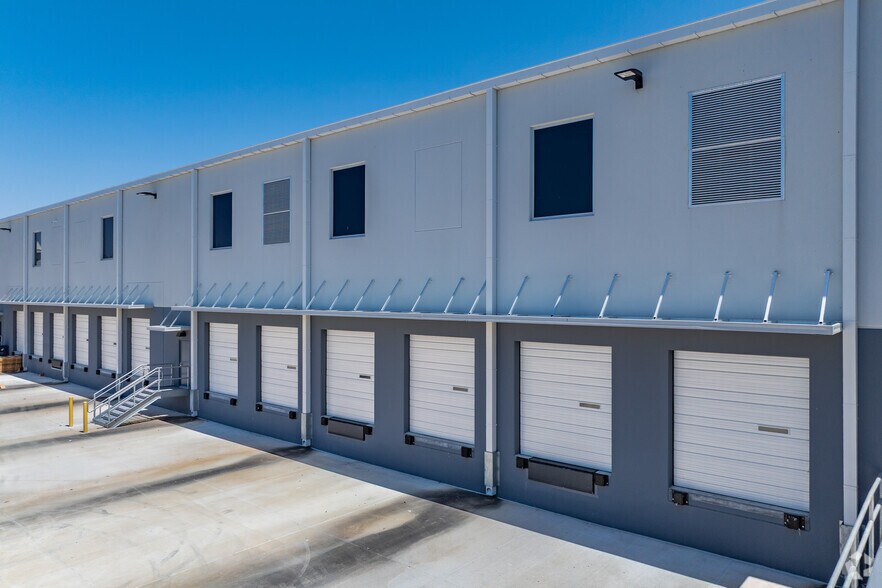 More Photos Of 9950 28th St N, Pinellas Park Distribution For Lease