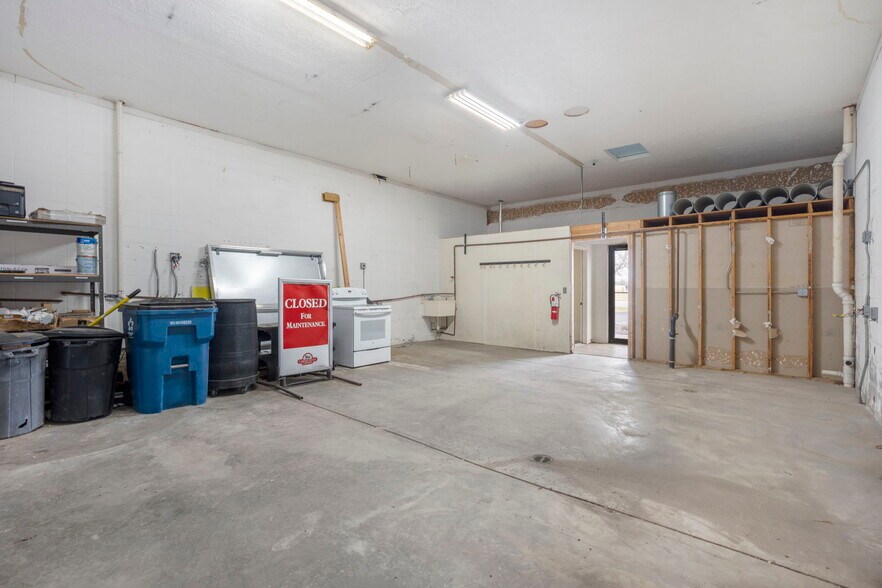 More Photos Of 418 N Old Wilderness Rd, Nixa Flex For Sale