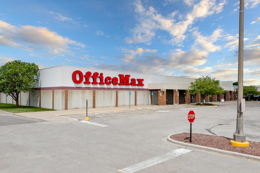 More Photos Of 1319-1413 Creston Park Dr, Janesville Storefront For Sale