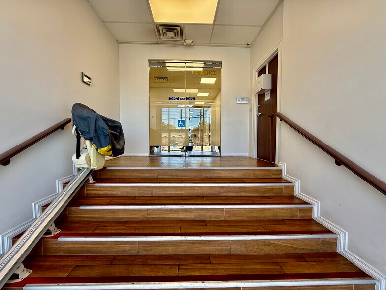 More Photos Of 20011 Ventura Blvd, Woodland Hills Medical For Lease