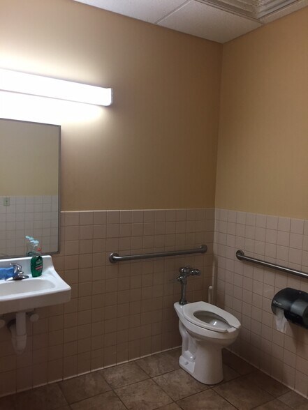 More Photos Of 2100 N Plymouth Ave, Minneapolis Office For Lease