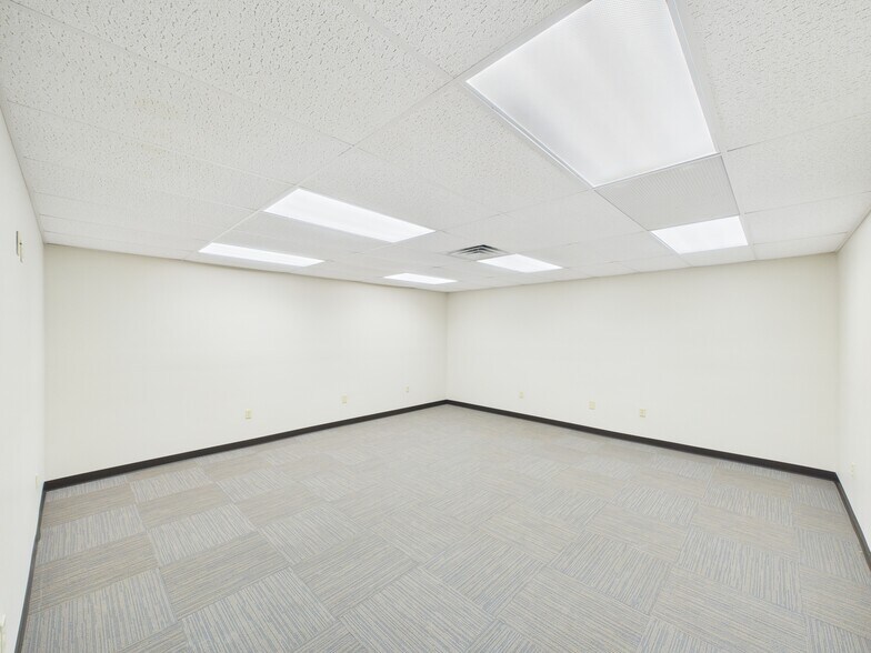 More Photos Of 2358 W 23rd St, Bellaire Office For Sale