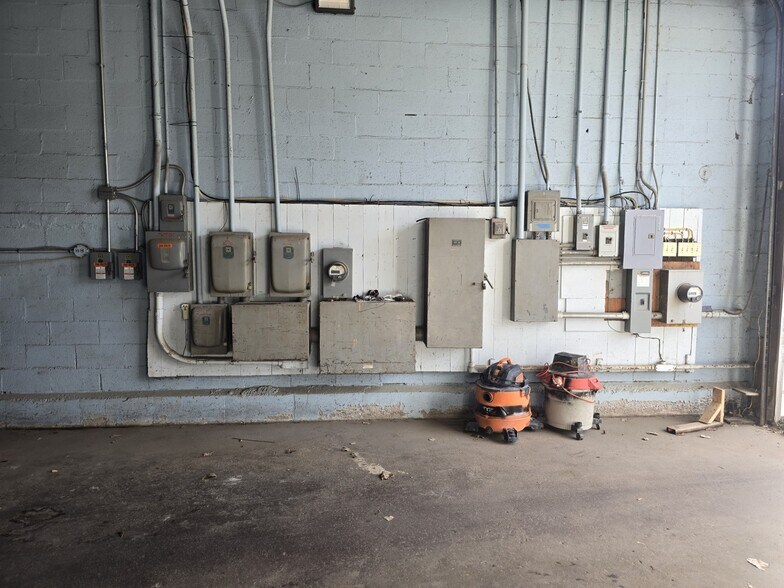 More Photos Of 2103 MacKenna Ave, Niagara Falls Warehouse For Sale