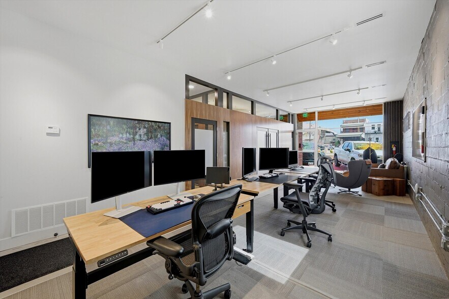 More Photos Of 118 W Chestnut St, Denison Office For Sale