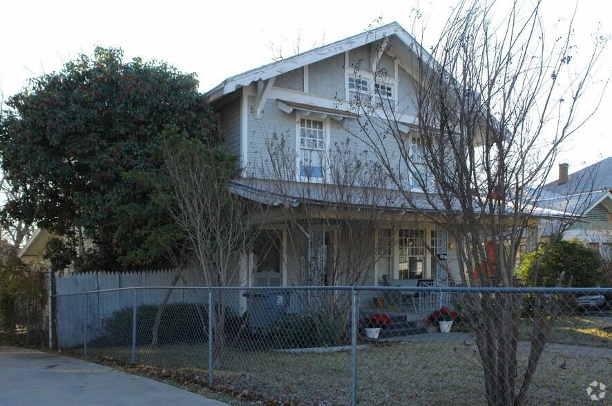 More Photos Of 1016 N Bishop Ave, Dallas Office For Lease