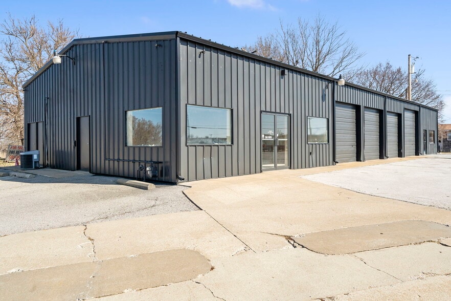 More Photos Of 203 South St, Ozark Auto Dealership For Sale