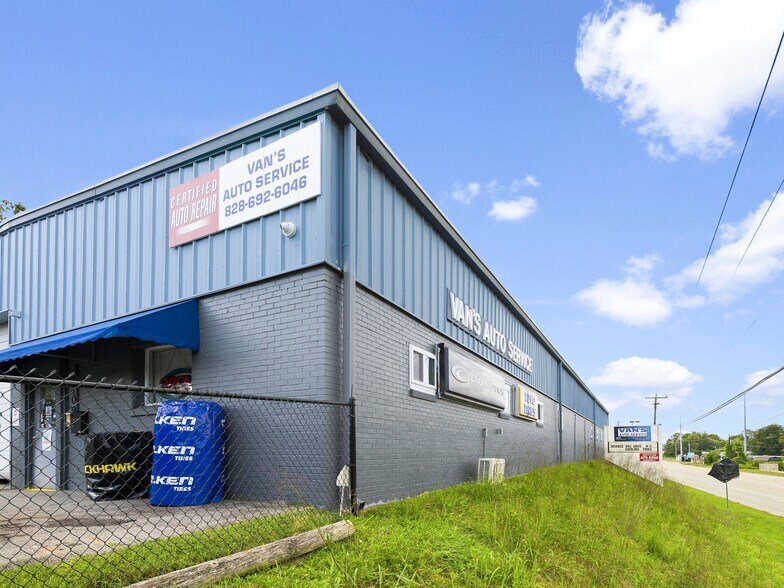 More Photos Of 2109 Spartanburg Hwy, East Flat Rock Industrial For Lease
