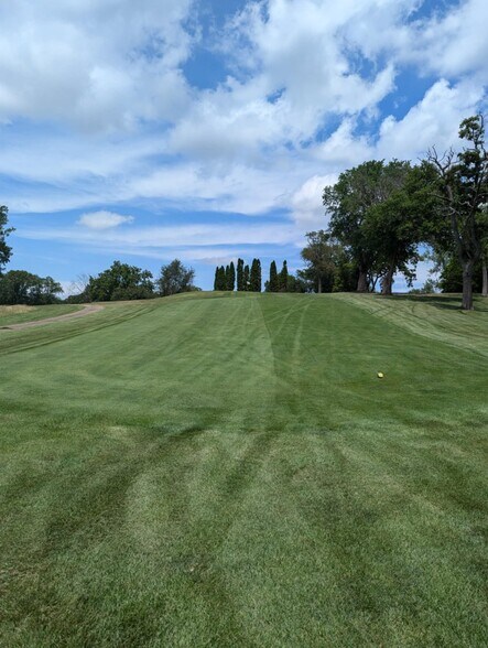 More Photos Of 1620 Summit Dr, Pekin Golf Course Driving Range For Sale