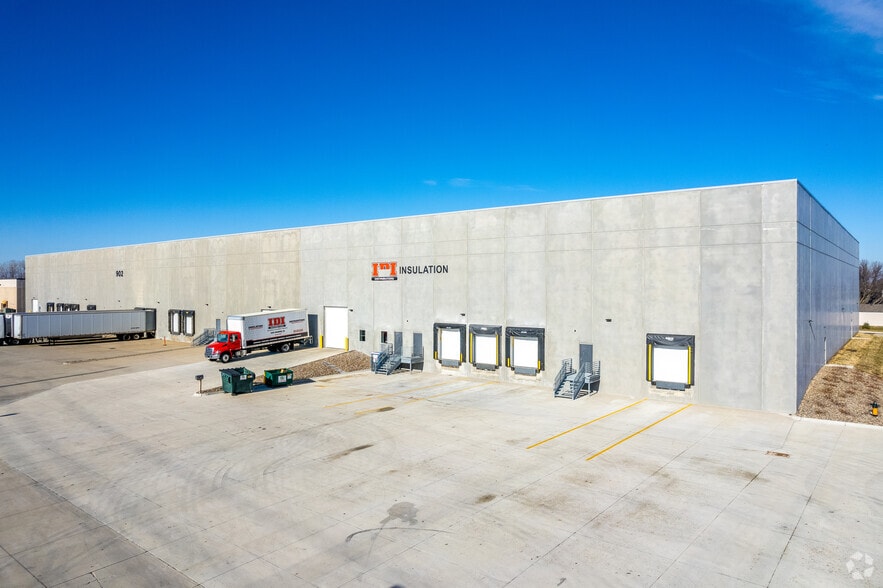 Primary Photo Of 902 SE Shurfine Dr, Ankeny Warehouse For Lease