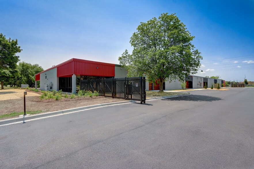 More Photos Of 8949 N Deerbrook Trl, Brown Deer Flex For Sale