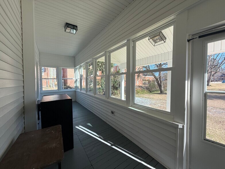 More Photos Of 402 College St, Clinton Office For Sale