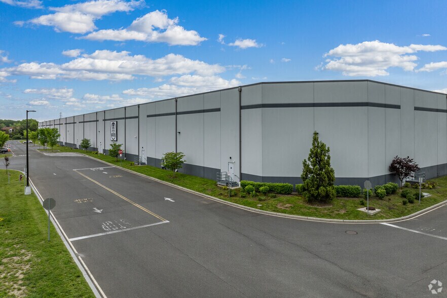 More Photos Of 1600 Livingston Ave, North Brunswick Distribution For Lease