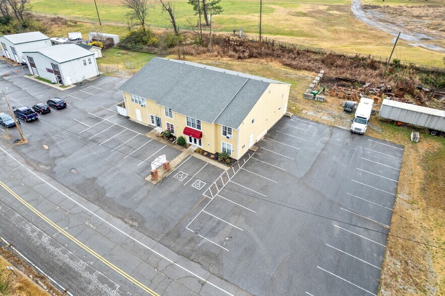 More Photos Of 701 Red River St, Clarksville Office For Sale