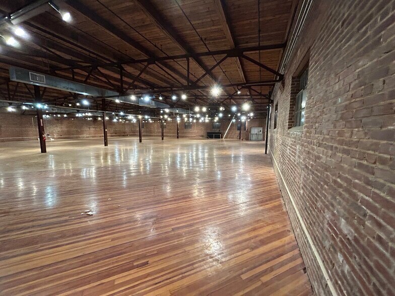 More Photos Of 208 N Elm St, High Point Showroom For Lease