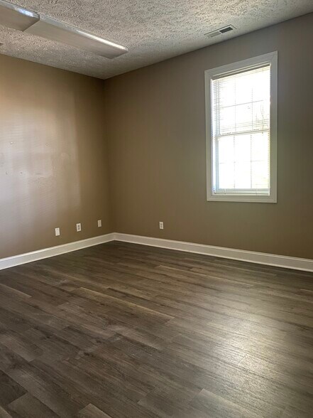 More Photos Of 2944 Breezewood Ave, Fayetteville Office For Lease