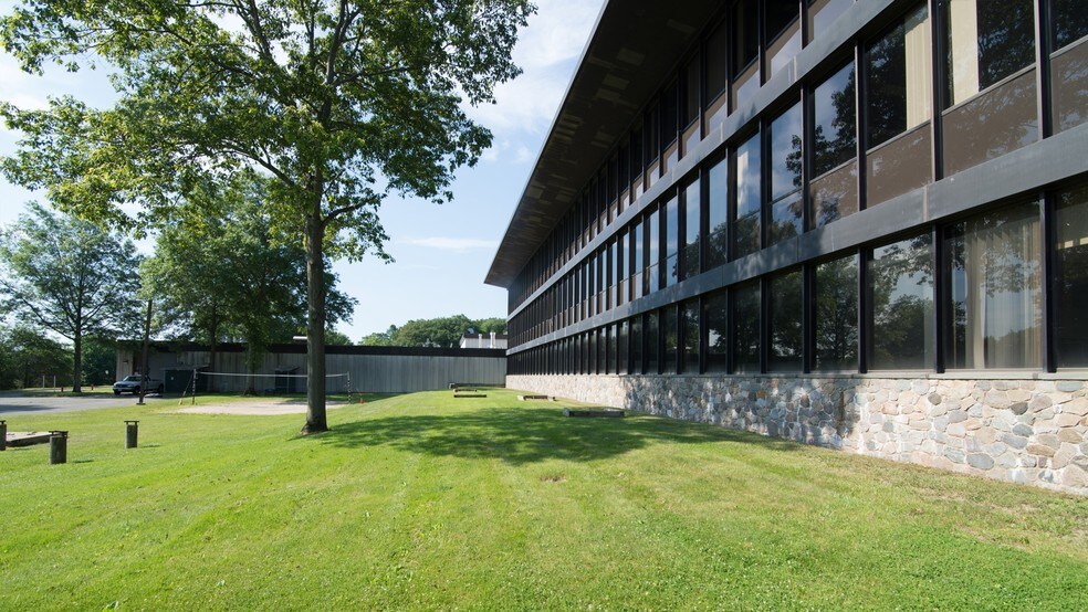 More Photos Of 199 Benson Rd, Middlebury Flex For Lease