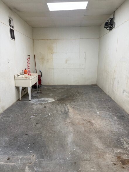 More Photos Of 1020 S Quaker Ave, Tulsa Warehouse For Lease