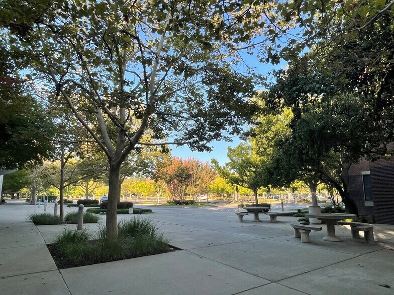 More Photos Of 2730 Gateway Oaks Dr, Sacramento Office For Lease