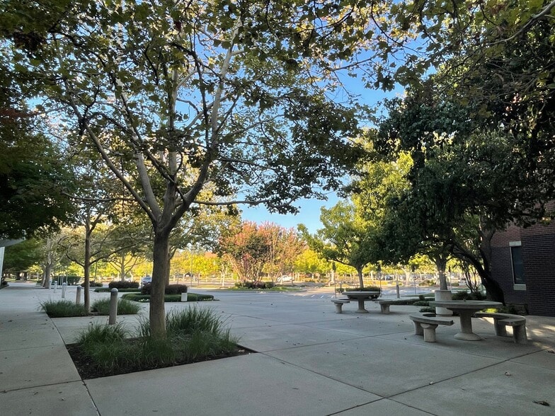 More Photos Of 2730 Gateway Oaks Dr, Sacramento Office For Lease