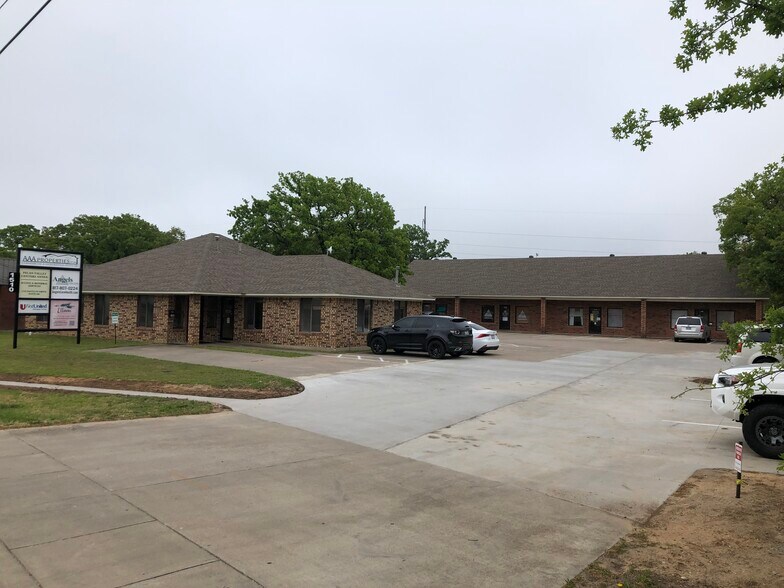 Primary Photo Of 1510 Santa Fe Dr, Weatherford Medical For Lease