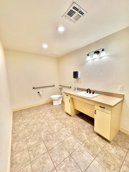 More Photos Of 101 S US Highway 75, Denison Medical For Lease