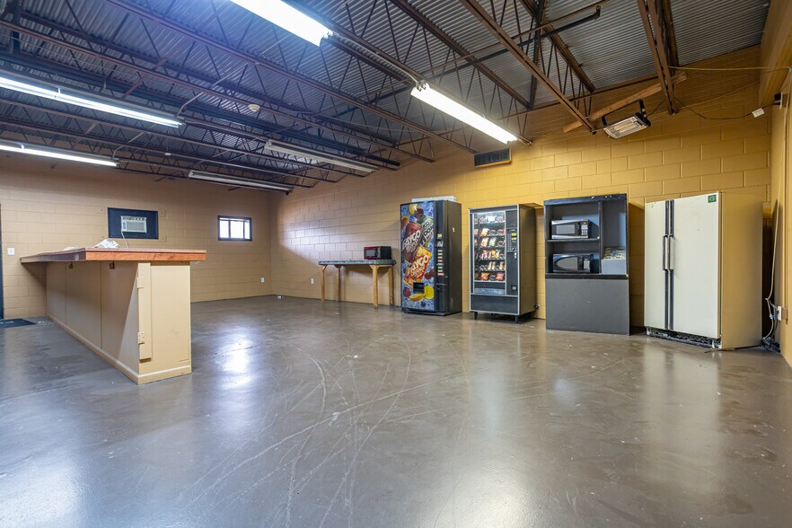 More Photos Of 601 McDuffie Ave, Selma Warehouse For Lease