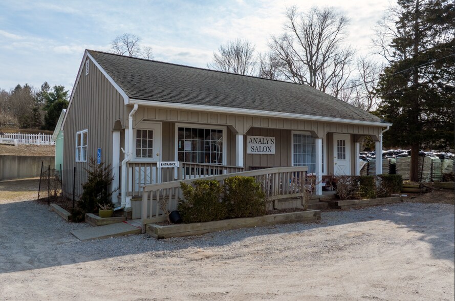 More Photos Of 25 West Neck Rd, Shelter Island Freestanding For Sale