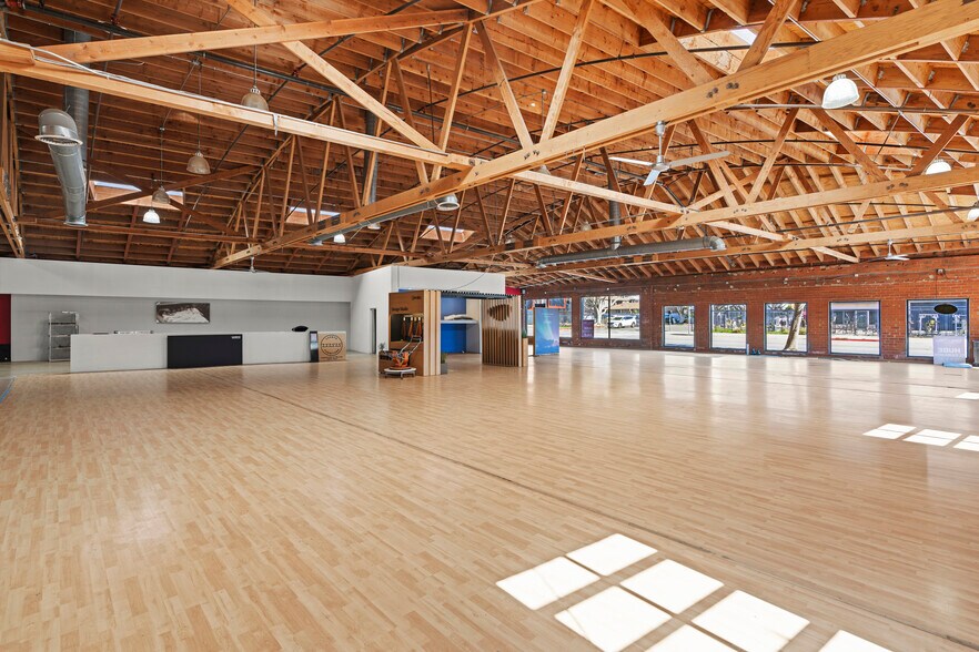 More Photos Of 2314-2316 Lincoln Blvd, Santa Monica Storefront For Sale