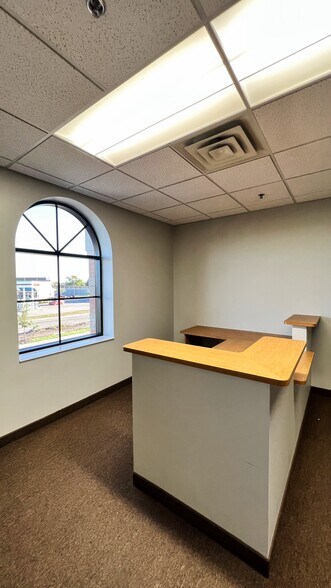 More Photos Of 2850 Cutters Grove Ave, Anoka Office For Lease