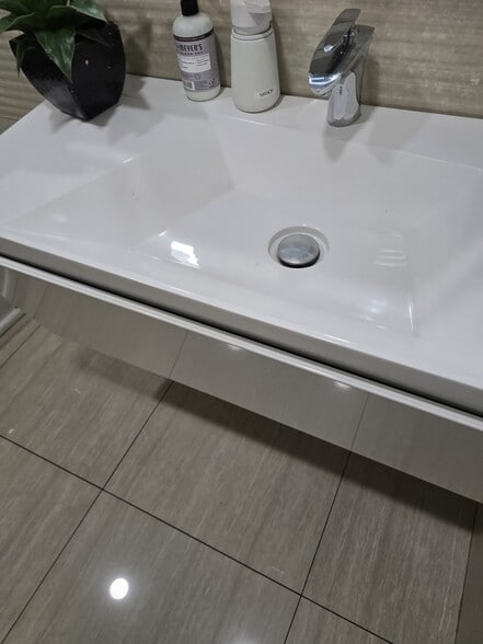 More Photos Of 4650-4698 NW 74th Ave, Miami Warehouse For Lease