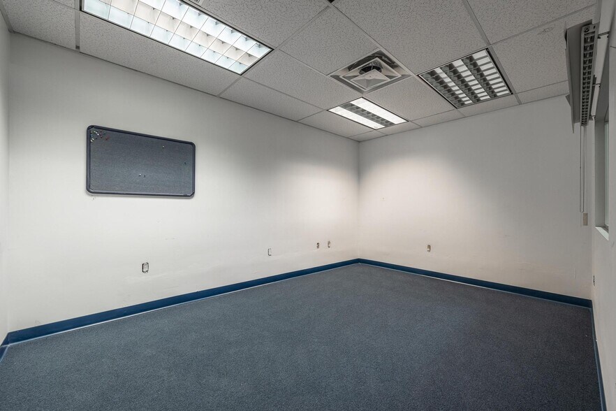 More Photos Of 2560 Fowler St, Fort Myers Warehouse For Lease