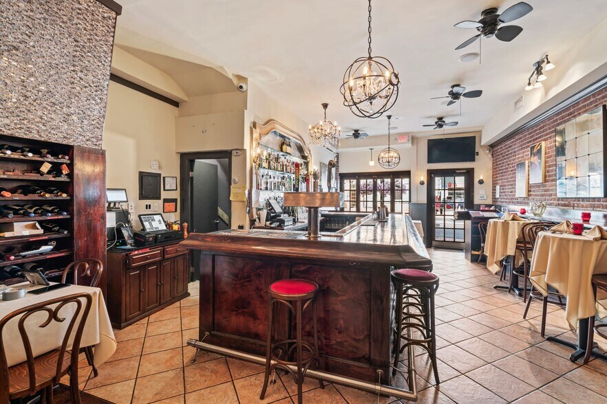 More Photos Of 400 New York Ave, Huntington Restaurant For Sale