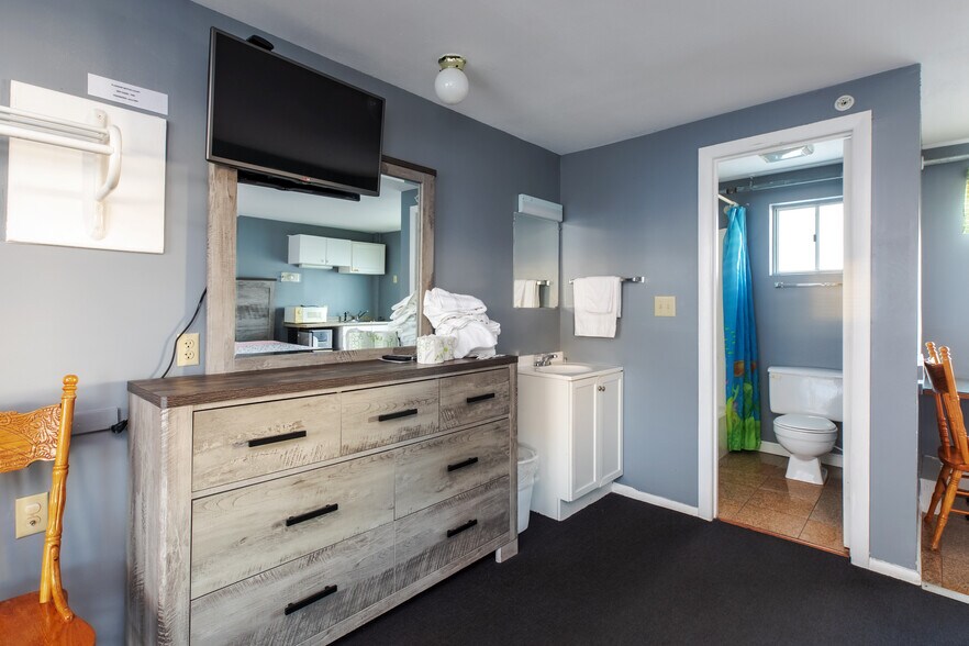 More Photos Of 198 Ashworth Ave, Hampton Hotel For Sale