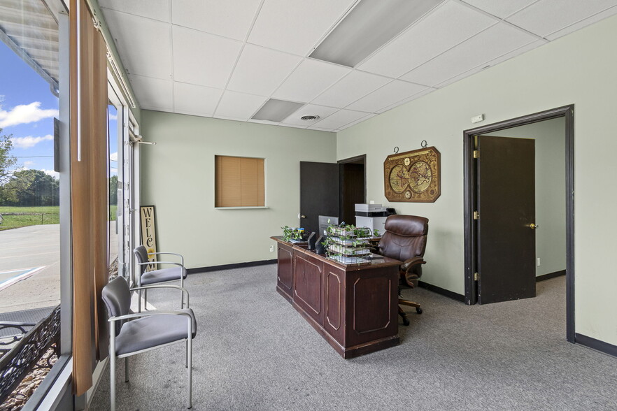 More Photos Of 3160 W Arrow St, Marshall Flex For Sale