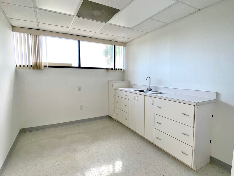 More Photos Of 848 1st Ave N, Naples Medical For Lease