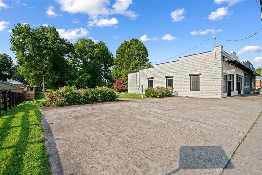 More Photos Of 313 Wolfe St, Cohutta Office For Sale