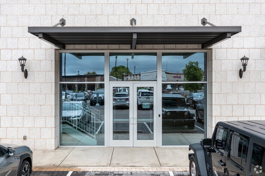 More Photos Of 4315 Kingston Pike, Knoxville Coworking Space