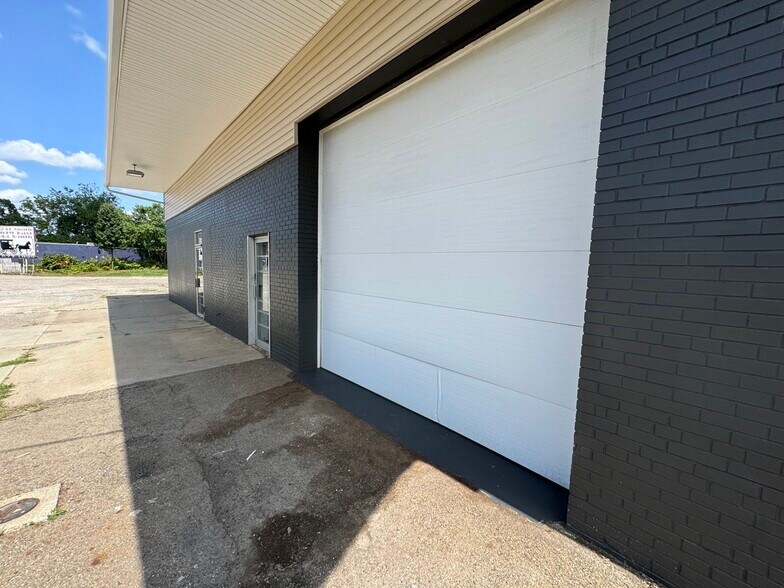 More Photos Of 1475 Massillon Rd, Akron Convenience Store For Lease