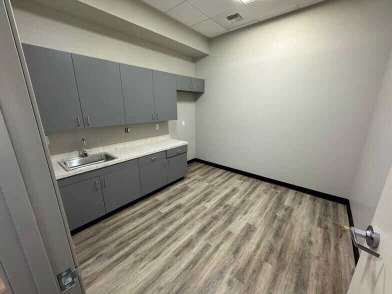 More Photos Of 3650 Gulfstream Lane, Bakersfield Warehouse For Lease