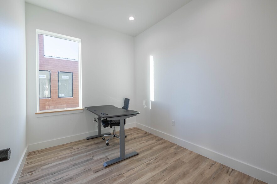 More Photos Of 8343 Upland Ave, Lubbock Office For Sale